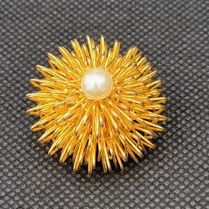Vintage Gold Tone Wire Brooch with Faux Pearl Center Floral Design